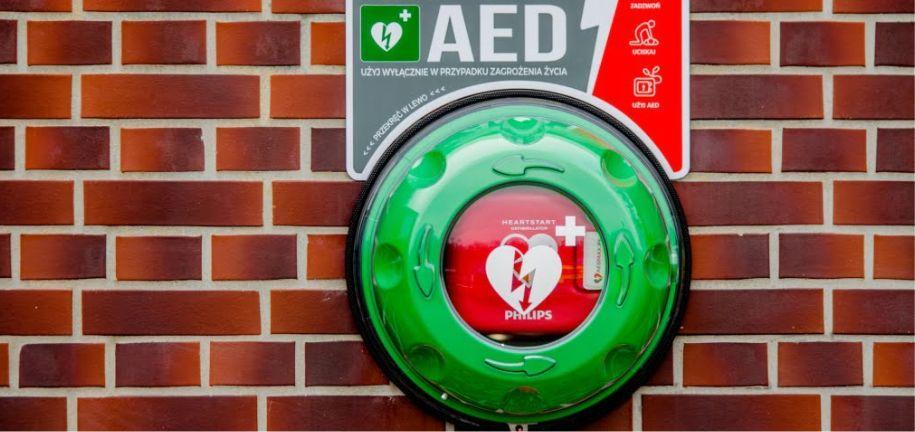 Defibrylator AED na budynku naszej szkoły.