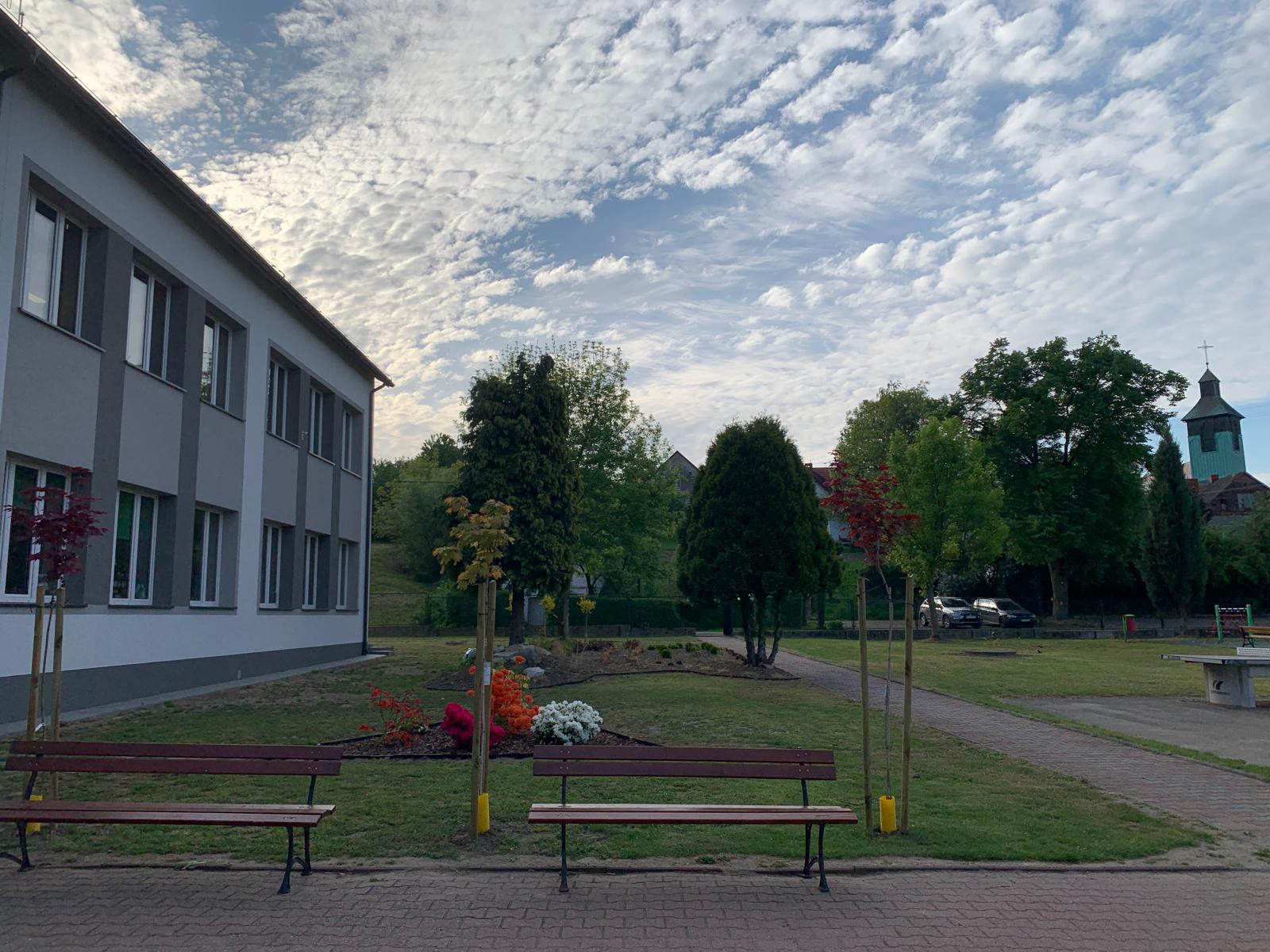 Otoczenie naszej szkoły w barwach wiosny.