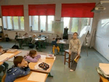 Dzieci czytają dzieciom legendy polskie.